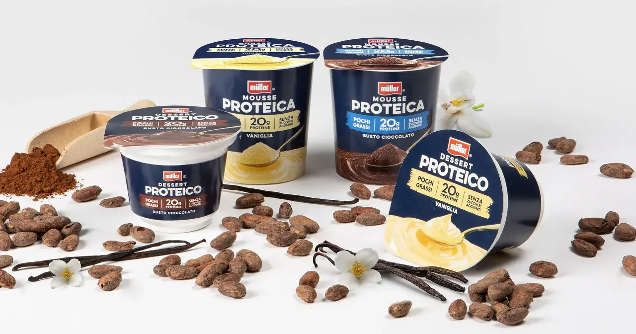 Müller protein desserts in chocolate and vanilla flavors, with cocoa beans, vanilla pods, and a scoop of cocoa powder.