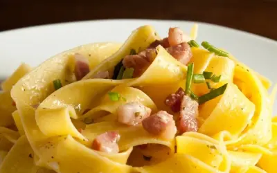 Pasta con pancetta: ricetta facile, veloce e 5 varianti gustose