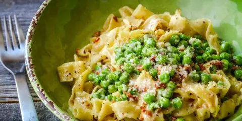 Pasta con piselli e pancetta cremosa: il segreto senza panna!