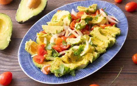 Insalata di Avocado: Ricette Facili, Benefici e Consigli Veloci