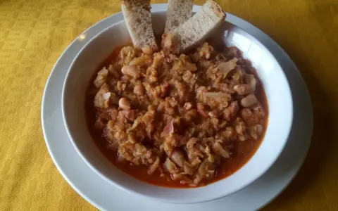 Minestra di Verza e Fagioli: La Ricetta Perfetta della Nonna