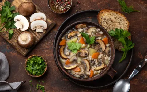 Minestra ai Funghi: prepara il comfort food perfetto, passo a passo.