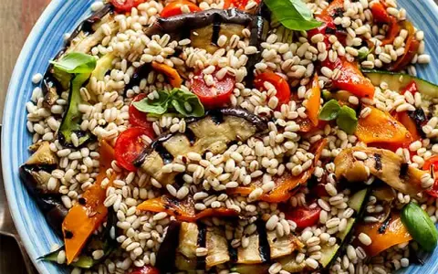 Insalata di Orzo Freddo: Ricette Facili e Varianti Gustose