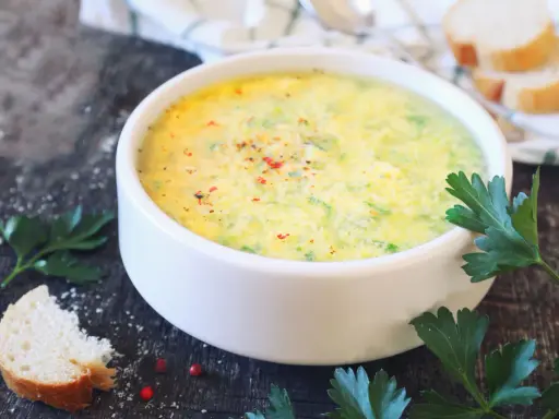 Stracciatella: la ricetta facile e veloce della minestra con l'uovo