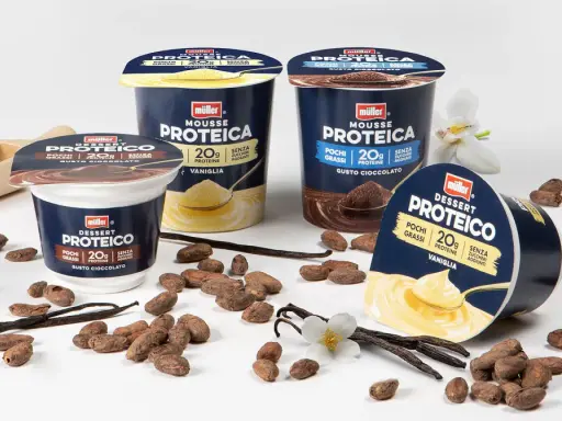 Müller protein desserts in chocolate and vanilla flavors, with cocoa beans, vanilla pods, and a scoop of cocoa powder.