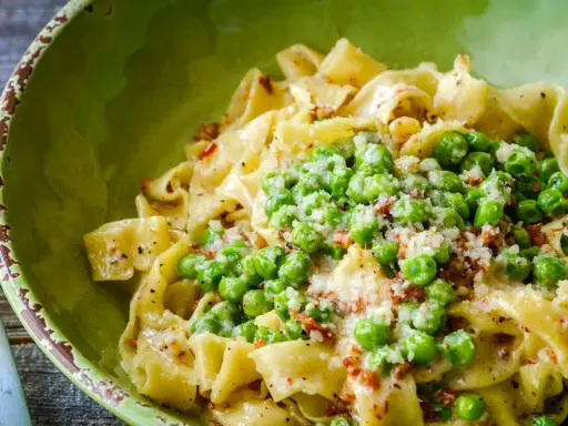 Pasta con piselli e pancetta cremosa: il segreto senza panna!