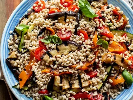Insalata di Orzo Freddo: Ricette Facili e Varianti Gustose