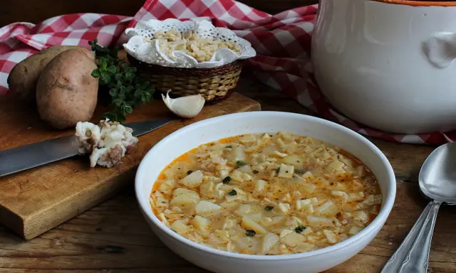 Minestra di Patate: Il Segreto per un Comfort Food Irresistibile