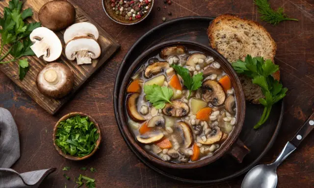 Minestra ai Funghi: prepara il comfort food perfetto, passo a passo.