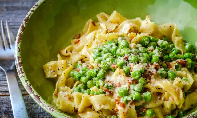 Pasta con piselli e pancetta cremosa: il segreto senza panna!