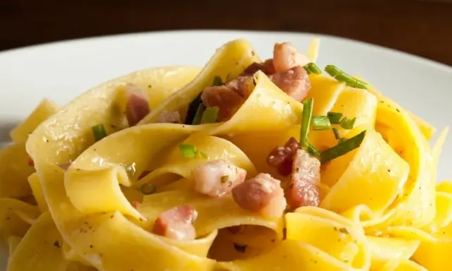 Pasta con pancetta: ricetta facile, veloce e 5 varianti gustose