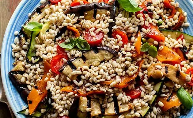 Insalata di Orzo Freddo: Ricette Facili e Varianti Gustose