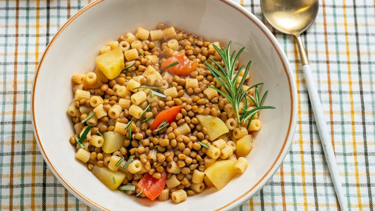 ingredienti pasta e lenticchie freschi
