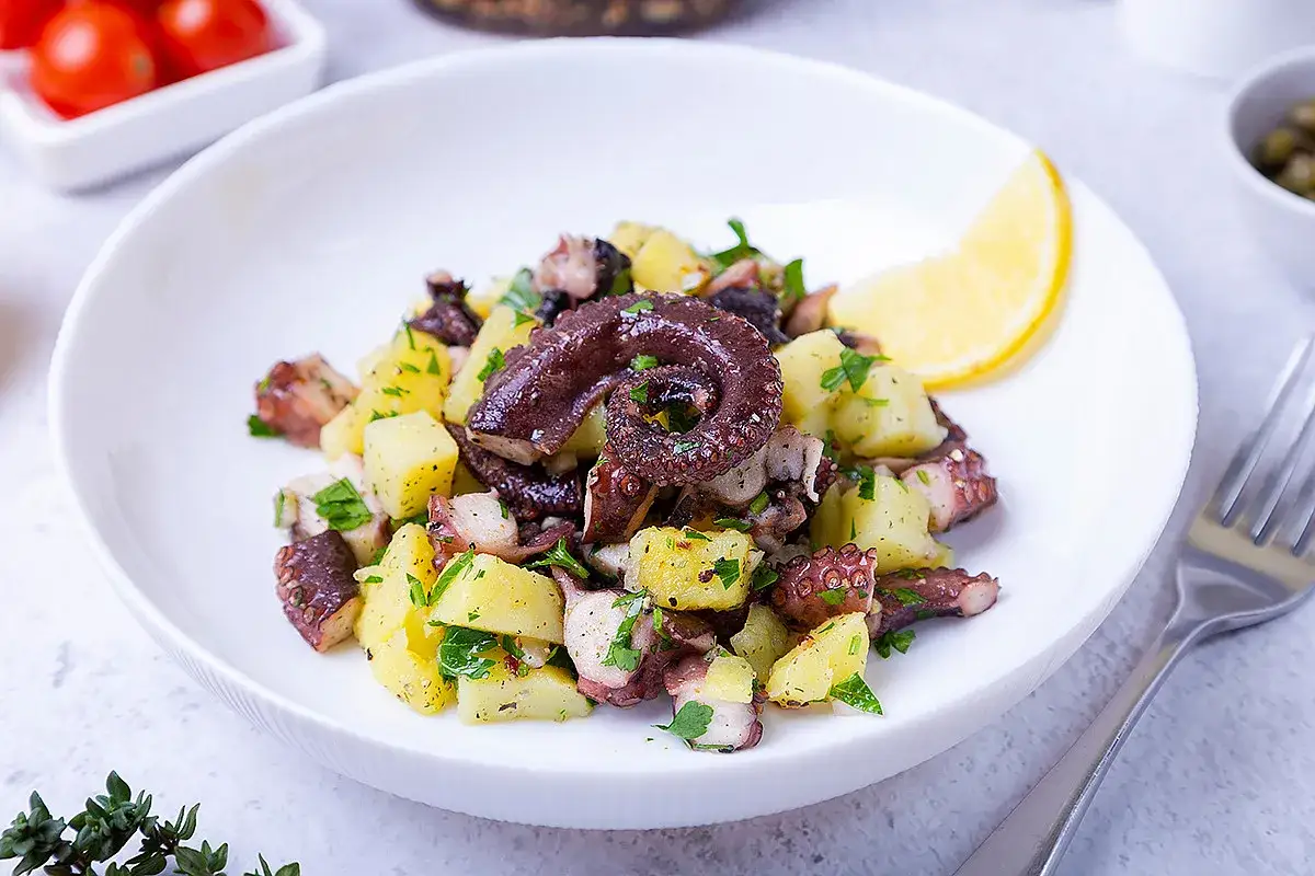 Insalata di polpo con patate e sedano