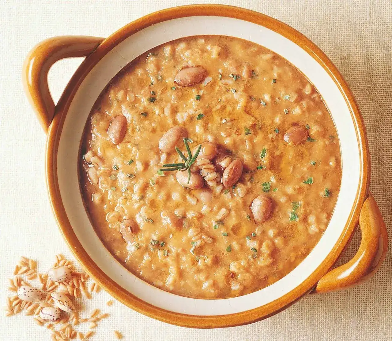 Minestra di farro e fagioli tradizionale
