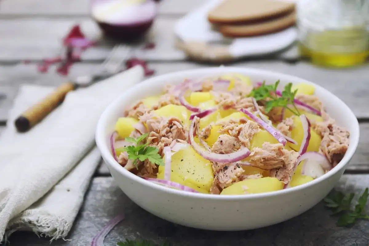 insalata di patate con tonno e cipolla