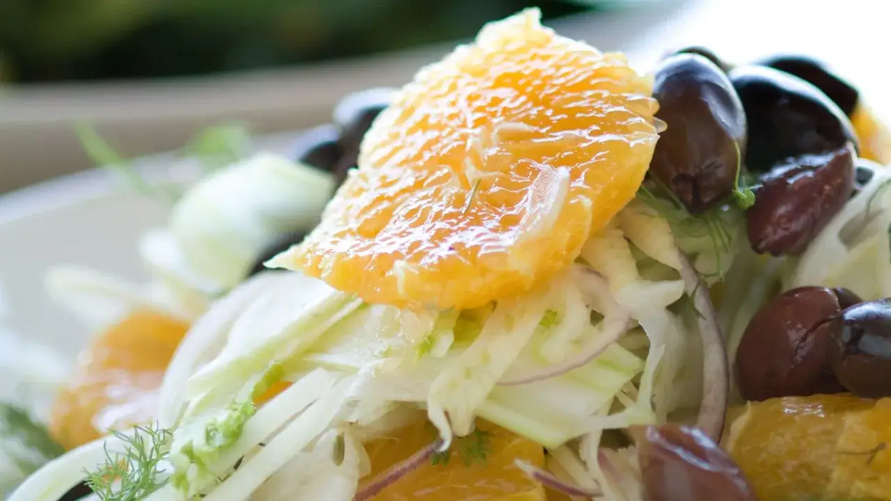 Insalata arance e finocchi con olive nere e cipolla rossa