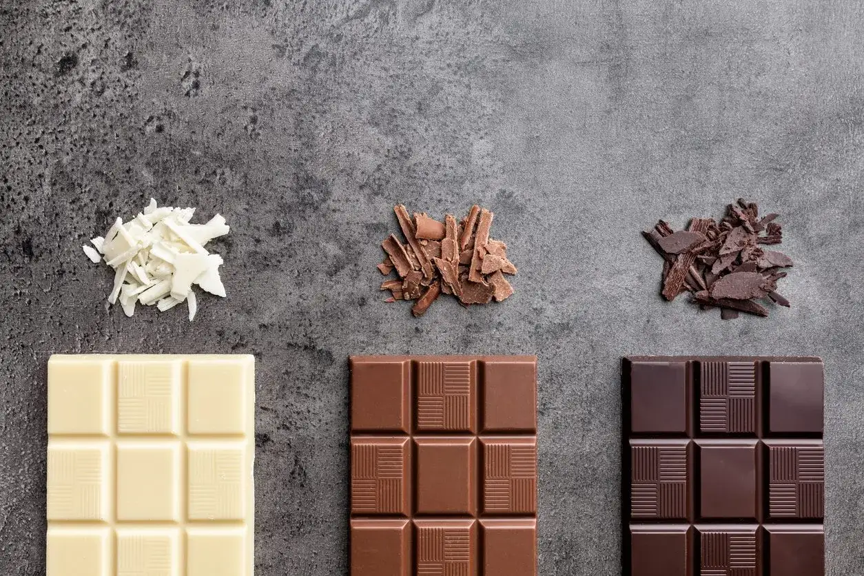 diversi tipi di cioccolato fondente al latte bianco