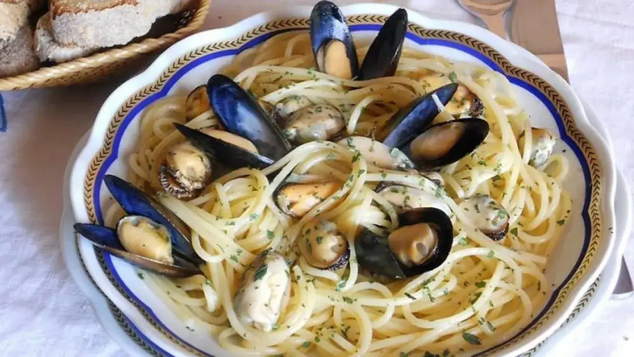 spaghetti con le cozze in bianco piatto