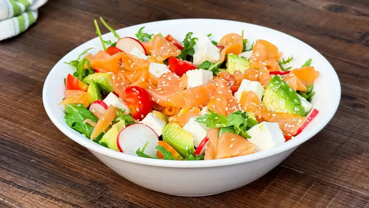 insalata salmone affumicato rucola pomodorini