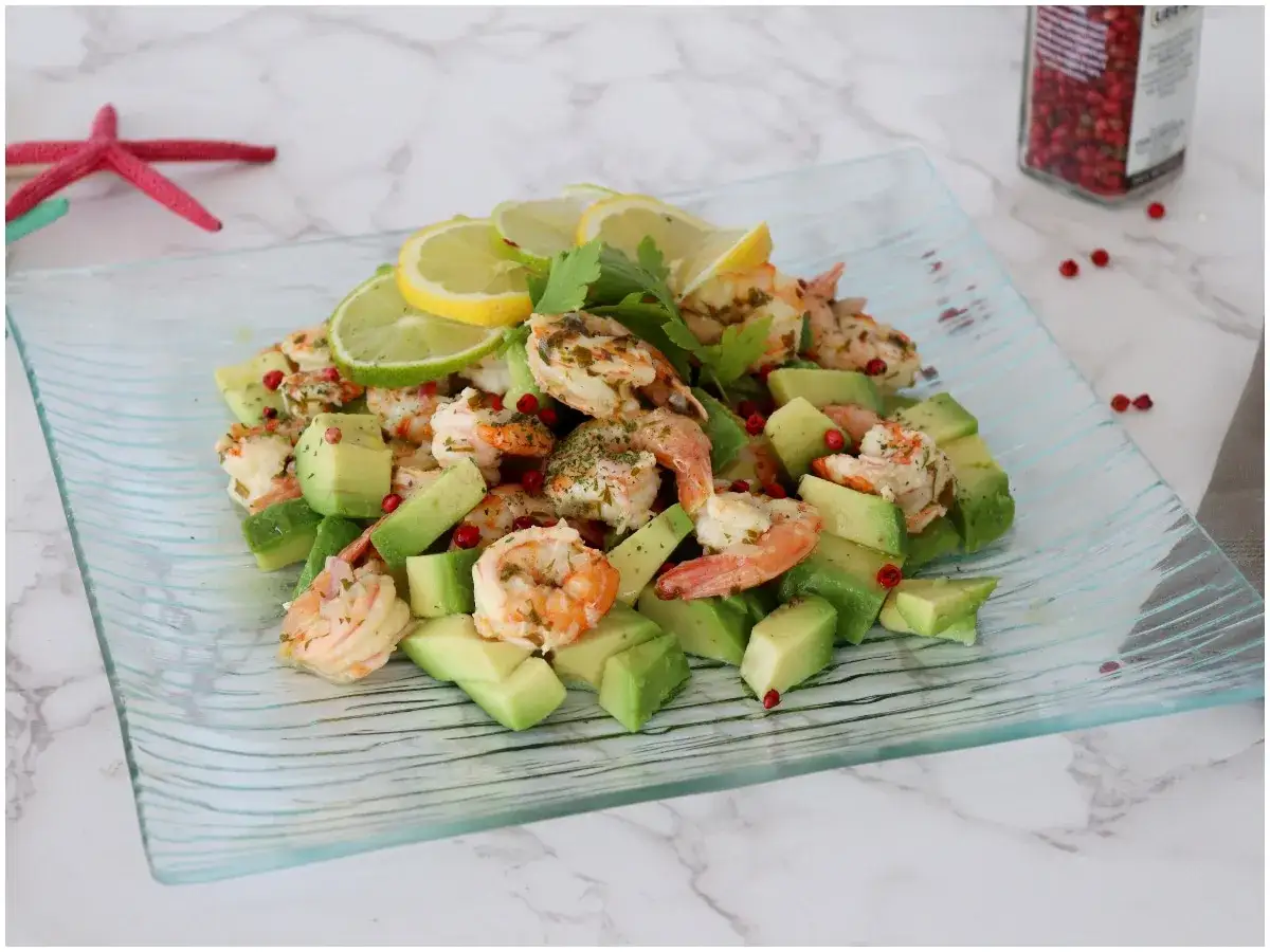 Insalata di avocado con gamberi e lime