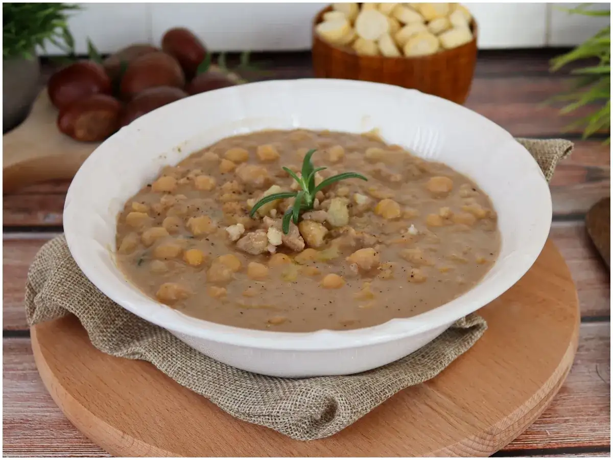 minestra di ceci e castagne impiattata