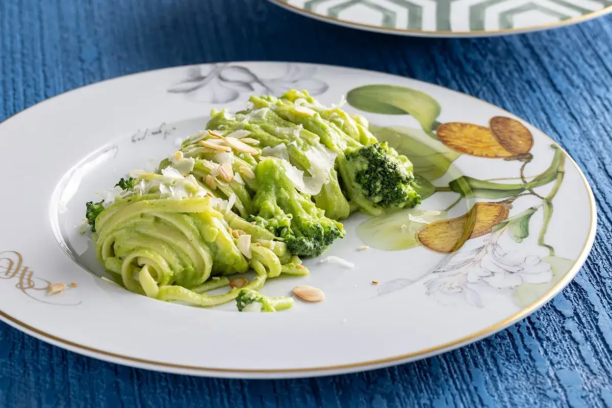 Pasta con broccoli cremosa impiattata