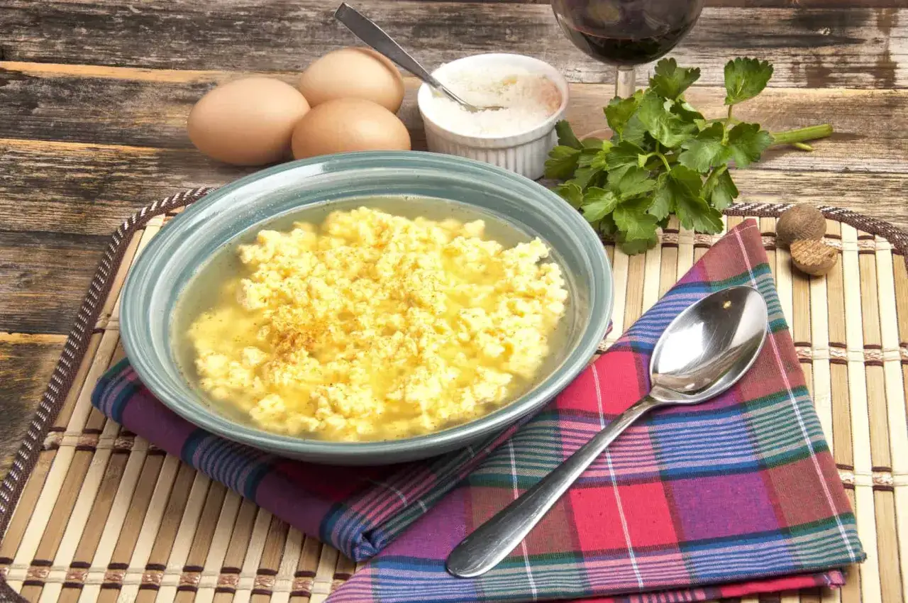 Minestra di semolino con uovo e parmigiano